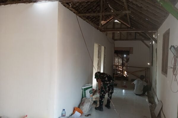 Satgas TMMD Ke-129 Kodim 0813/Bojonegoro Optimalkan Pembangunan RTLH Ibu Tini dengan Pengerjaan Lantai Rumah