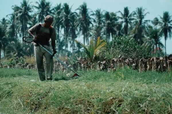 Peduli Lingkungan, Satgas TMMD dan Warga Rawat Saluran Air Kampung Patin