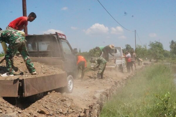 Satgas TMMD dan Warga Bersinergi Timbun Badan Jalan, Percepat Pembangunan Akses Desa Bandar Raya