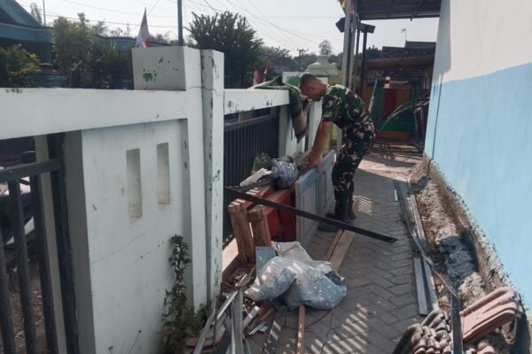 Semangat Gotong Royong Satgas TMMD Warnai Persiapan Rehabilitasi SDN Kesongo 1