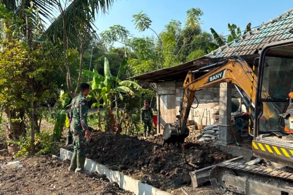 Excavator Dikerahkan, Satgas TMMD Ke-129 Kodim 0813/Bojonegoro Percepat Pembuatan Drainase di Dusun Krebet
