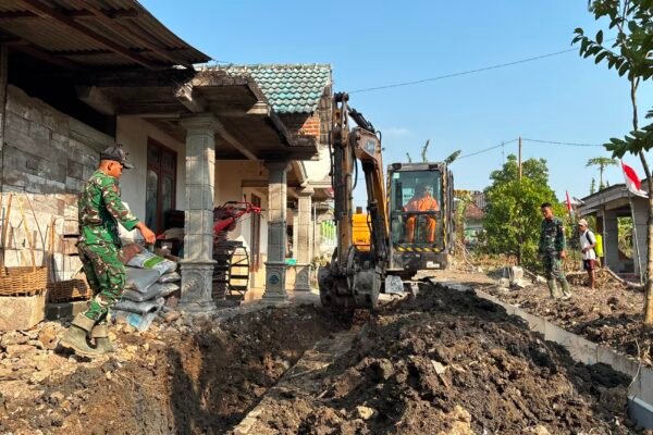 Satgas TMMD Kodim 0813/Bojonegoro Maksimalkan Excavator untuk Bangun Drainase di Depan Masjid Dusun Krebet