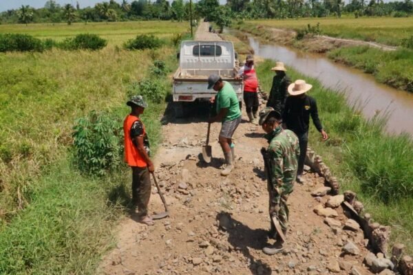 Satgas TMMD dan Warga Perkuat Jalan, Wujudkan Akses Desa yang Lebih Lancar