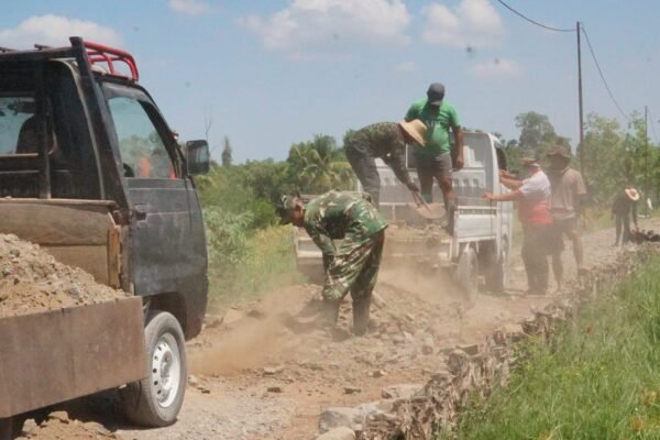 Kompak Bangun Jalan, Satgas TMMD dan Warga Pererat Kemanunggalan TNI-Rakyat