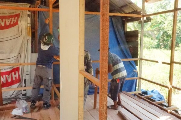 Satgas TMMD dan Warga Kompak Pasang Plafon, Wujudkan Hunian Layak bagi Masyarakat