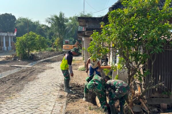 Pembuatan Drainase TMMD Ke-129 Kodim 0813/Bojonegoro di Dusun Krebet Dipacu dengan Excavator