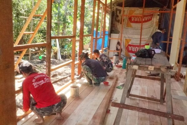 Kompak Pasang Plafon, Satgas TMMD dan Warga Perkuat Semangat Gotong Royong