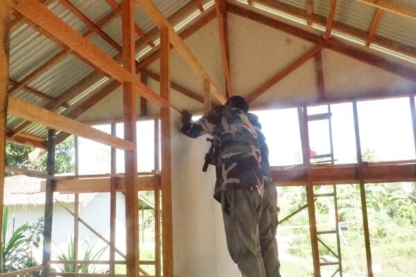 TNI dan Warga Kompak Bangun Rumah, Kemanunggalan Terus Diperkuat di Bandar Raya