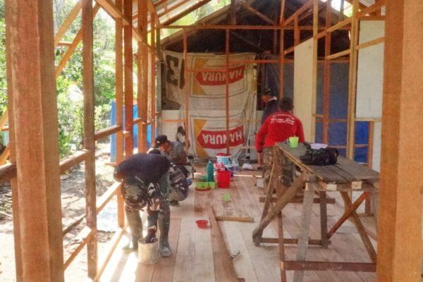 TNI dan Warga Kompak Bangun Rumah, Semangat Gotong Royong Tumbuhkan Harapan