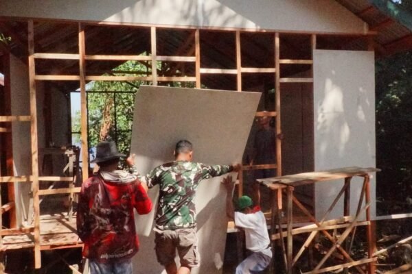 Satgas TMMD dan Masyarakat Bersama Pasang Plafon, Wujudkan Hunian Layak bagi Warga