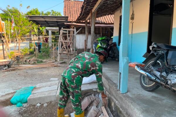 Jelang Istirahat, Satgas TMMD Ke-129 Kodim 0813/Bojonegoro Bersihkan Lingkungan RTLH Milik Bapak Ladi