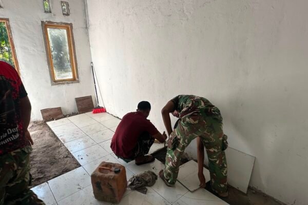 Gotong Royong Satgas dan Warga Percepat Finishing RTLH Ibu Rodiah