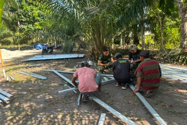 Jelang Penutupan, Satgas TMMD ke-129 Kodim 0413/Bangka Kebut Pemasangan Rangka Atap Rumah Bapak Ardiansyah