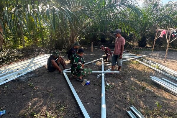 Gotong Royong Satgas dan Warga Percepat Pembangunan Atap Rumah Bapak Ardiansyah