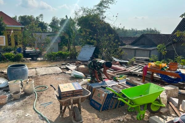 Kemanunggalan TNI dan Rakyat Terlihat dalam Pembangunan RTLH Bapak Koko Margono
