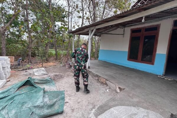 Rampung Bangun RTLH, Satgas TMMD Ke-129 Kodim 0813/Bojonegoro Kompak Bersihkan Area Rumah Ibu Jasmiati