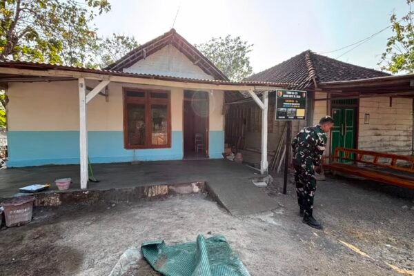 Satgas TMMD Kodim 0813/Bojonegoro Rapikan Lingkungan RTLH Ibu Jasmiati Usai Pembangunan