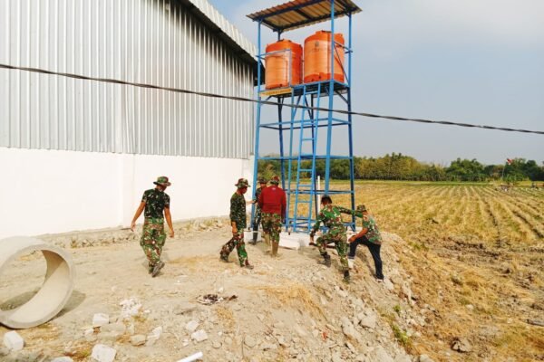 Satgas TMMD Ke-129 Kodim 0813/Bojonegoro Pasang Keramik Musala dan MCK di Jalan Kesongo–Sukorame