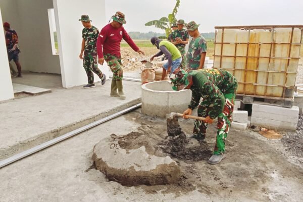 Kekompakan Satgas TMMD Warnai Pemasangan Keramik Musala dan MCK di Kesongo–Sukorame