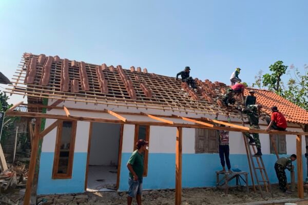 Genteng Terpasang, Rumah Bu Tini Kian Mendekati Hunian Layak Berkat Satgas TMMD ke-129 Kodim 0813/Bojonegoro