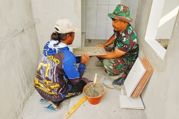 Pemasangan Keramik Jadi Fokus Satgas TMMD Ke-129 Kodim 0813/Bojonegoro di Musala dan MCK Kesongo–Sukorame