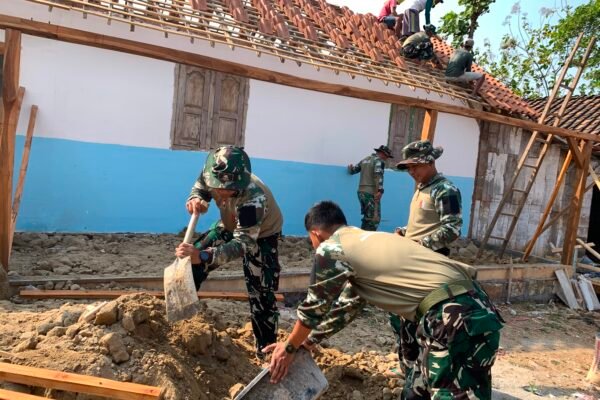 Gotong Royong Satgas dan Warga Percepat Pemasangan Genteng RTLH Bu Tini