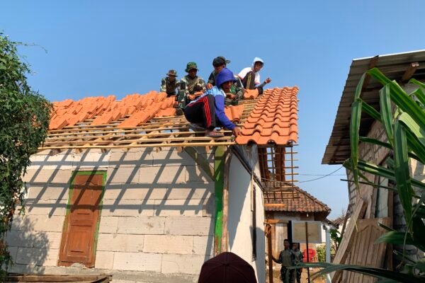 Atap Mulai Tertutup Genteng, Rumah Bu Tini Kian Kokoh dalam Program TMMD ke-129
