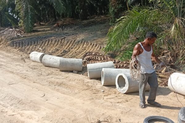 Satgas TMMD Ke-129 Kodim 0413/Bangka Kebut Pengerjaan Pemasangan Gorong-Gorong di Jalan Desa Deniang–Penyamun