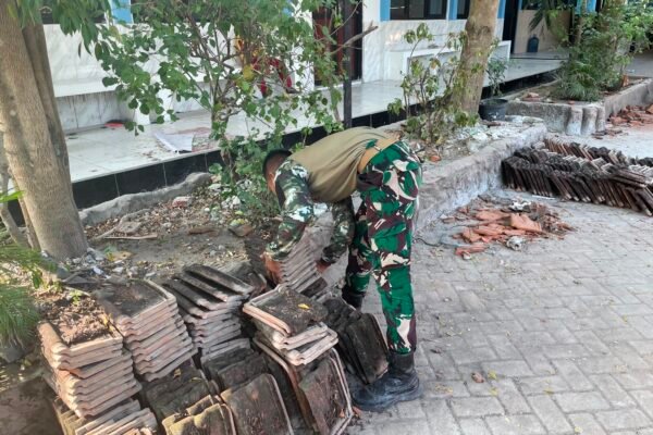 Gotong Royong Satgas TMMD dan Warga Perkuat Pembenahan SDN Kesongo 1
