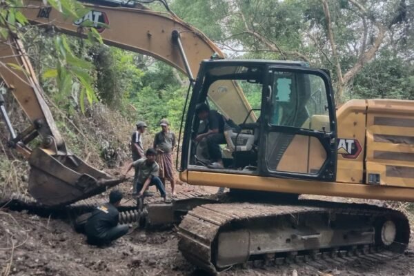 Perawatan Excavator Jadi Kunci Kelancaran Peningkatan Jalan TMMD ke-129 Kodim 1407/Bone