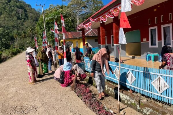 Satgas TMMD ke-129 Kodim 1407/Bone Bersama Perangkat Desa Ciptakan Lingkungan Kantor yang Bersih