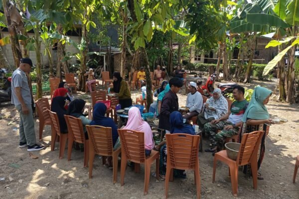 Komsos Sambil Makan Bersama, Koptu Agus Nawang Pererat Kebersamaan Satgas TMMD dengan Warga