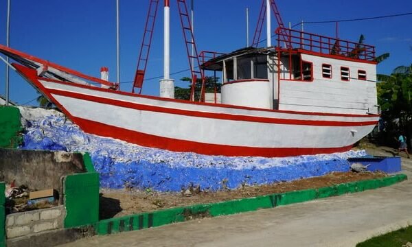 Pengecatan Miniatur Perahu Kayu di Desa Umbele Telah Selesai