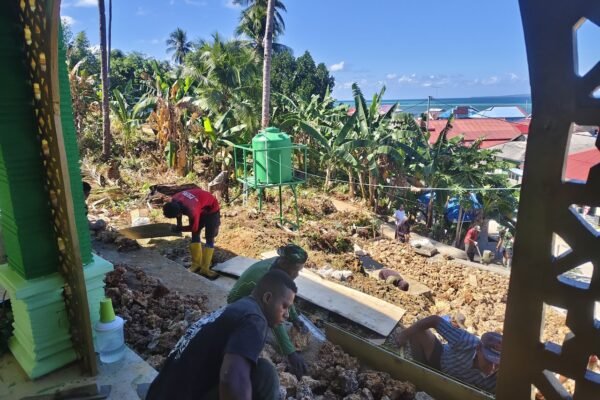 Gotong Royong Satgas TMMD dan Masyarakat Cor Tangga di Lokasi Manunggal Air Bersih