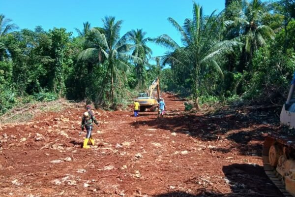 Pembukaan Jalan Penghubung Kepulauan Umbele Hampir Rampung Berkat Sinergitas Satgas TMMD dan Masyarakat
