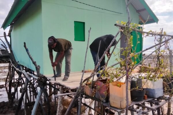 Renovasi RTLH Bapak Nardianto di Desa Polewali Terus Dikerjakan, Pemasangan Lantai dan Pengerjaan Dapur Berlangsung