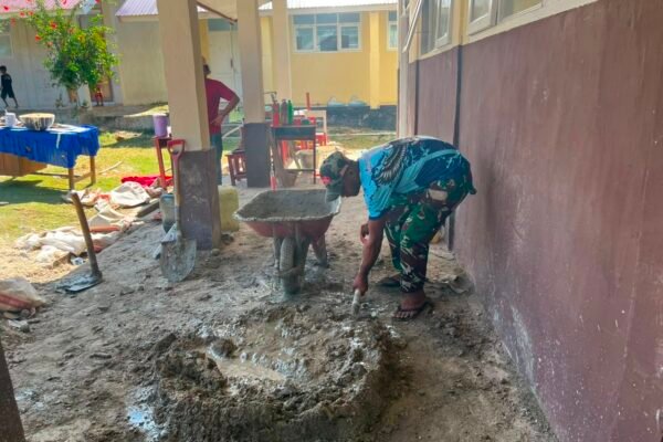 Sinergitas Satgas TMMD dan Masyarakat Percepat Pengecoran Lantai SDN Polewali