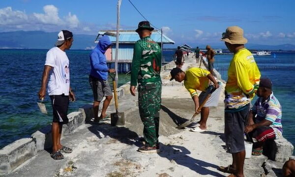 Dipimpin Pasiter, Satgas TMMD dan Masyarakat Gotong Royong Cor Dermaga Umbele