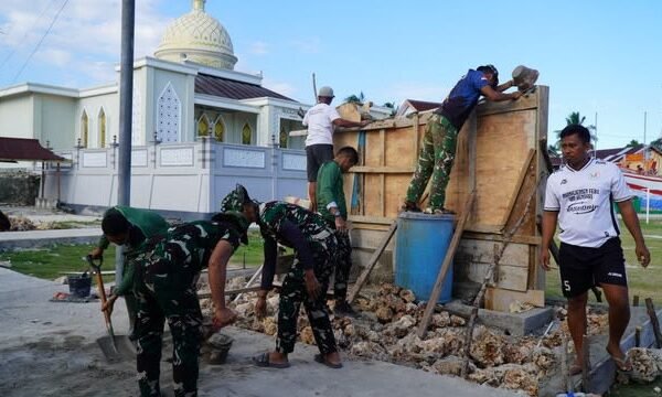 Satgas TMMD Bersama Masyarakat Desa Umbele Gotong Royong Bangun Gapura/Prasasti TMMD