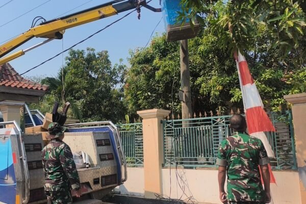 Penerangan Jalan di Desa Luwung Kencana Melalui TMMD ke-129