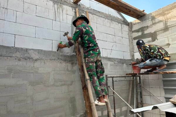 Satgas TMMD Ke-129 Kodim 0813/Bojonegoro Kerjakan Plester Dinding RTLH Milik Bapak Koko Margono