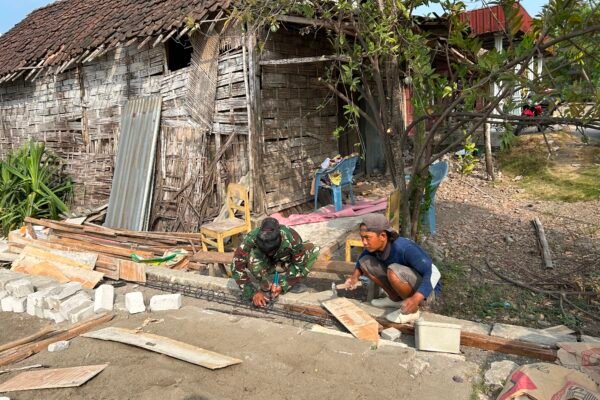 Tahap Pemlesteran Dinding Warnai Progres RTLH Bapak Koko Margono di Dusun Krebet
