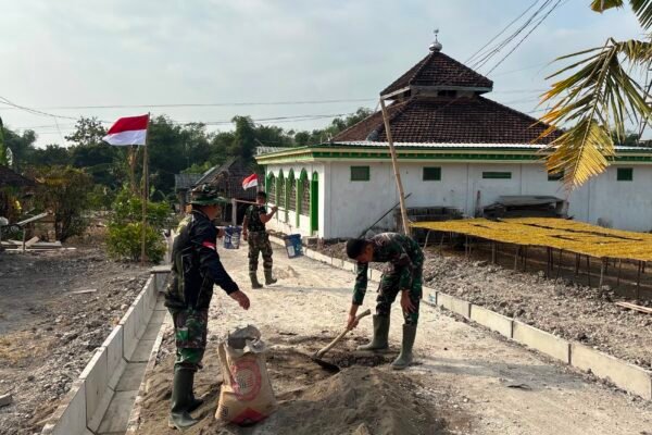 Gotong Royong Satgas TMMD Percepat Pengecoran Drainase di Depan Masjid Dusun Krebet