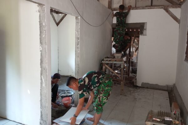 Satgas TMMD Kodim 0813/Bojonegoro Pasang Keramik RTLH Ibu Tini, Rumah Kian Siap Dihuni