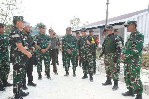 Tinjau Lokasi Jalan Rabat Beton, Ketua Tim Wasev Terima Pemaparan Progres Lapangan dari Serka Budi Santoso