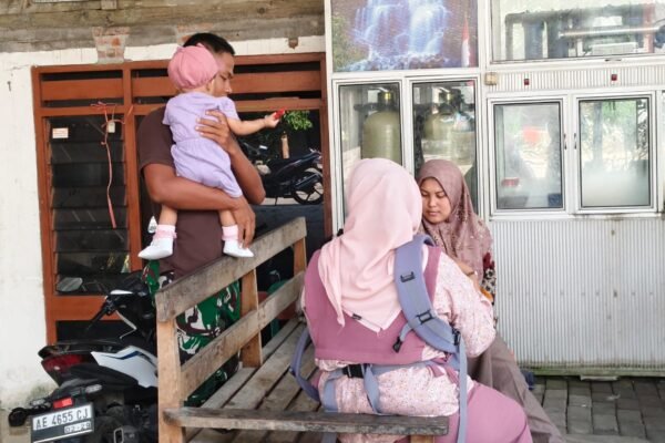 Tawa Gemas di Pelosok Desa: Potret Warmah Kemanunggalan Satgas TMMD ke-129 Kodim 0812/Lamongan Bersama Anak-Anak Tlemang