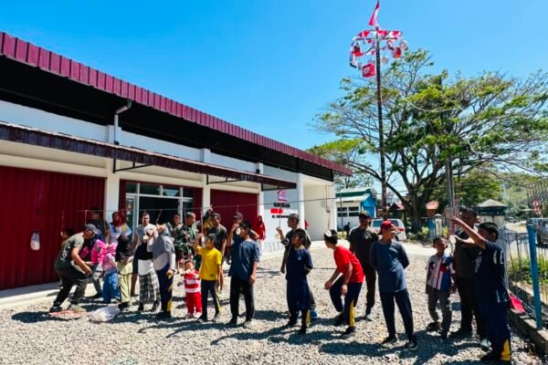 Bikin Gelak Tawa, Anak-Anak Antusias Ikuti Lomba Makan Kerupuk TMMD Ke-129 Kodim 1404/Pinrang