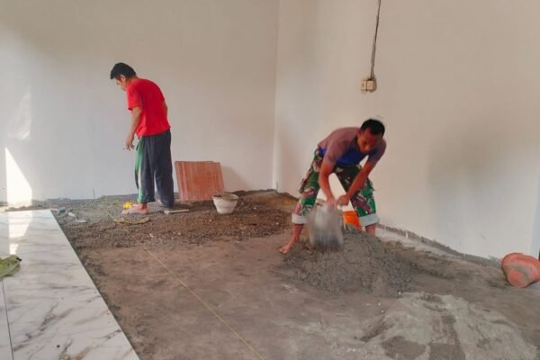 ​Sentuhan Tangan Dingin Satgas TMMD 129 Kodim 0812/Lamongan: Uji Presisi dan Seni Menata Keramik di Rumah Impian Warga