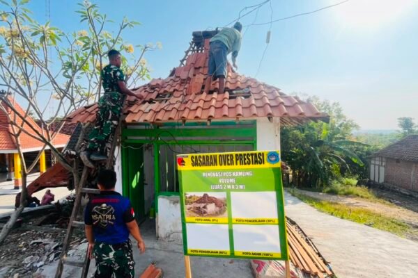 Tancap Gas Tambah Sasaran Overprestasi, Satgas TMMD ke-129 Kodim 0812/Lamongan Garap Pemasangan Atap Pos Kamling Desa Tlemang