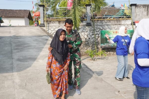 Tuntun Langkah Lansia, Sentuhan Humanis Serma Edi Warnai Pelayanan Kesehatan Nonfisik TMMD 129 Kodim 0812/Lamongan